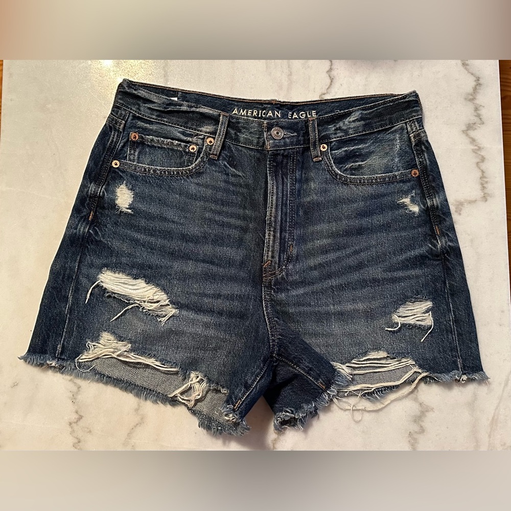 NWOT American Eagle Distressed jean shorts size 8 SuperStretch